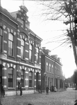 852253 Gezicht in de Dorpsstraat te De Bilt, met links het postkantoor.
